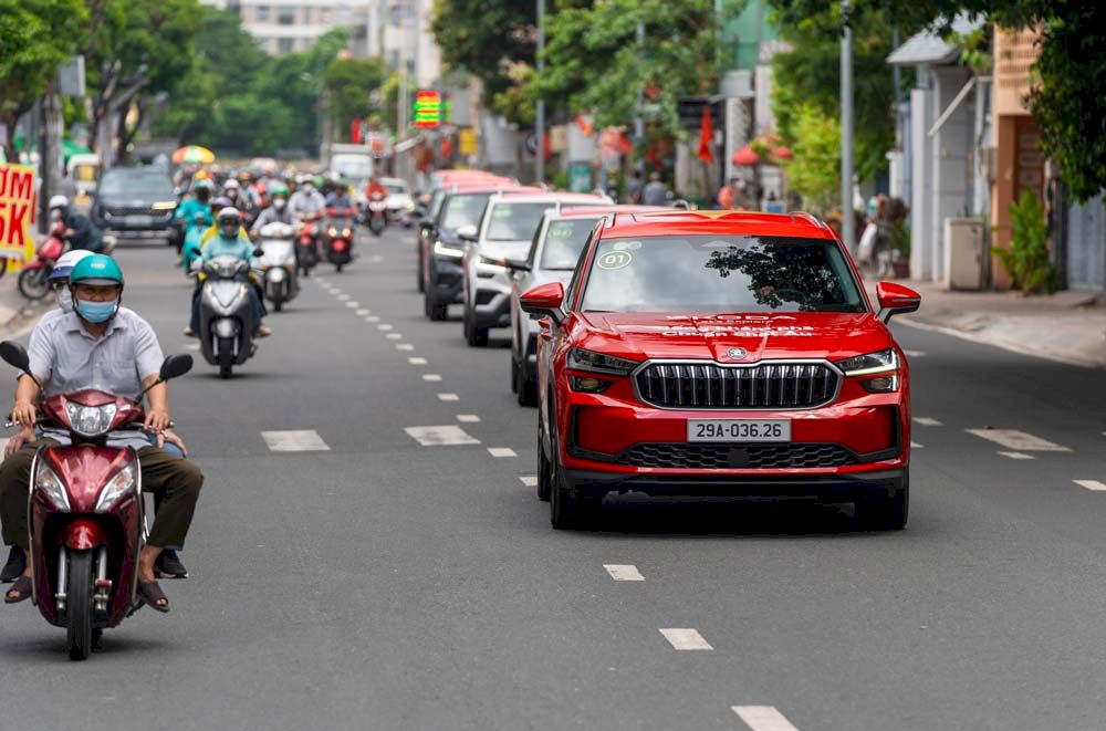 Chặng 1: Skoda Thăng Long khởi động hành trình Diễu hành qua Dinh Độc Lập