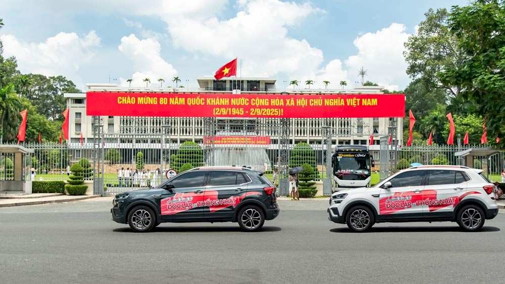 Chặng 1: Skoda Thăng Long khởi động hành trình Diễu hành qua Dinh Độc Lập