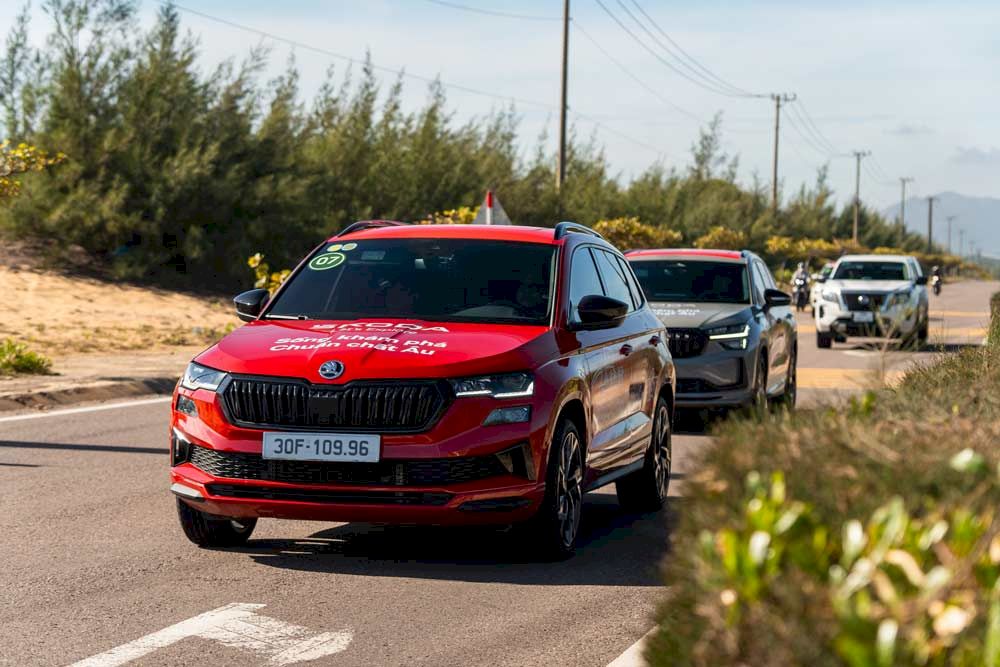 Đánh giá Skoda Karoq: SUV cỡ C êm ái, rộng rãi và thực dụng