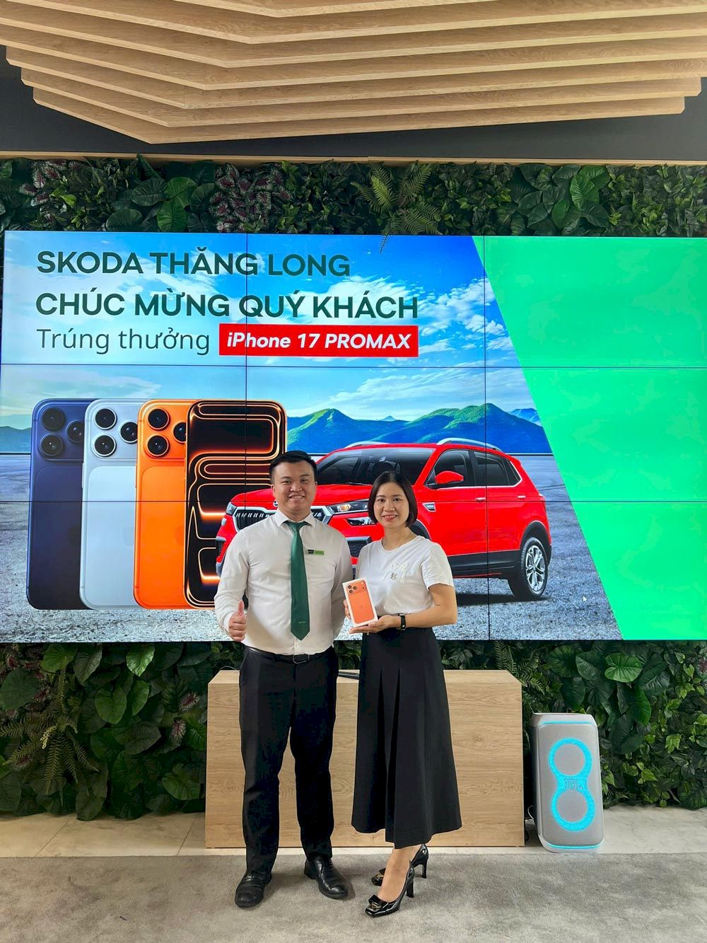 Skoda Thăng Long chúc mừng 4 khách hàng trúng iPhone 17 Pro Max khi lái thử Skoda