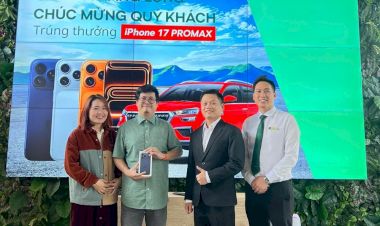Skoda Thăng Long chúc mừng 4 khách hàng trúng iPhone 17 Pro Max khi lái thử Skoda