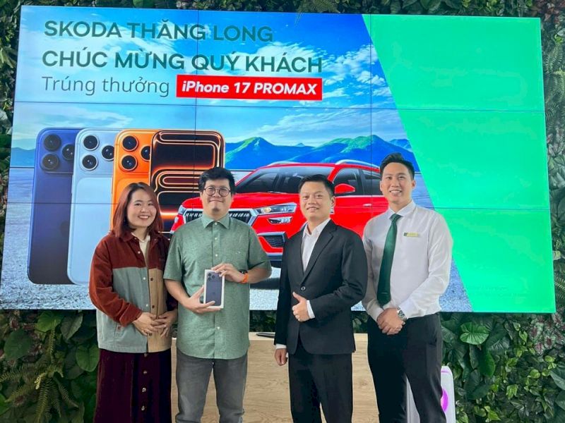 Skoda Thăng Long chúc mừng 4 khách hàng trúng iPhone 17 Pro Max khi lái thử Skoda